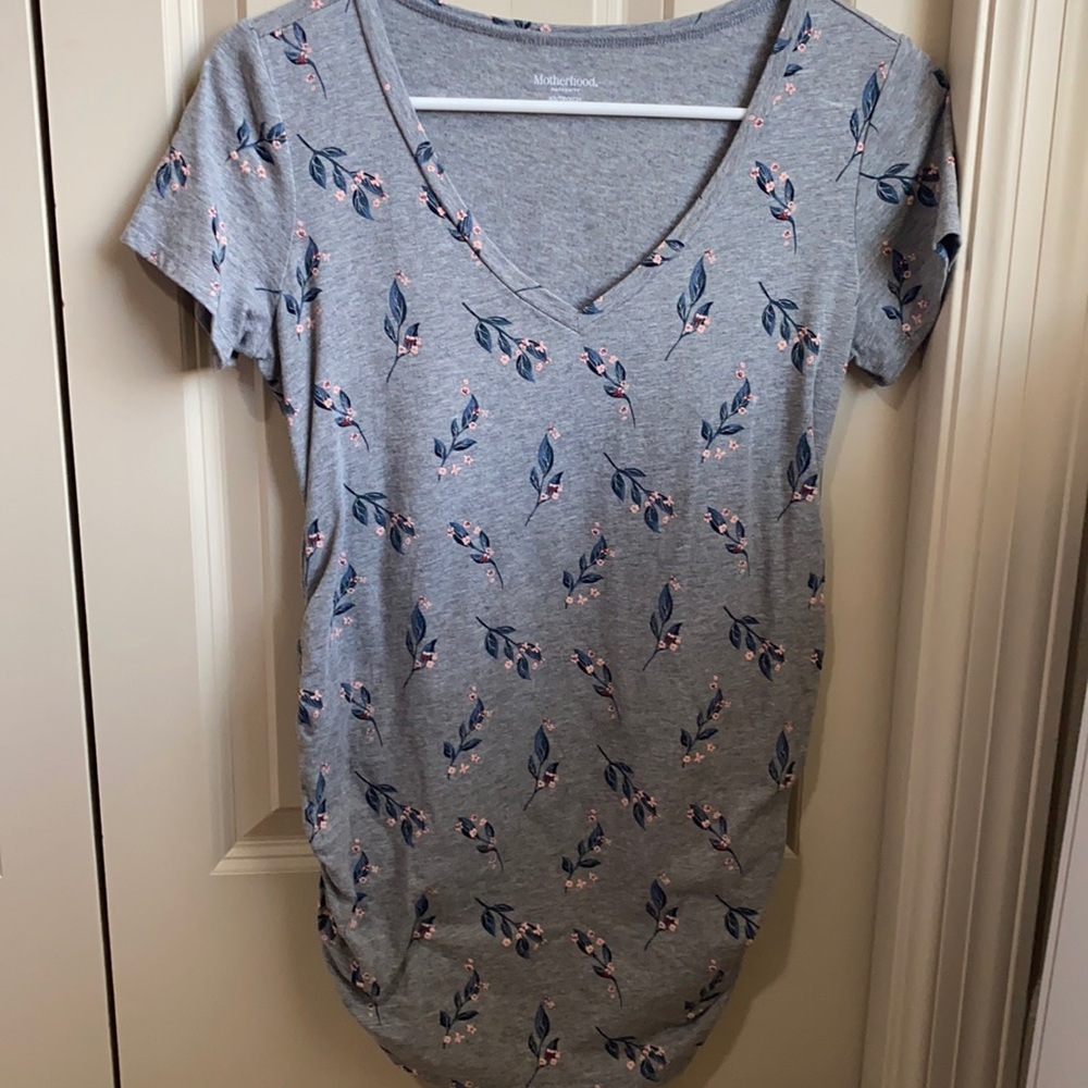 BNWOT Motherhood Maternity super soft short-sleeved V-neck floral tee size XS